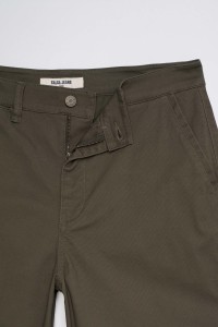 CHINO CON PIERNA STRAIGHT