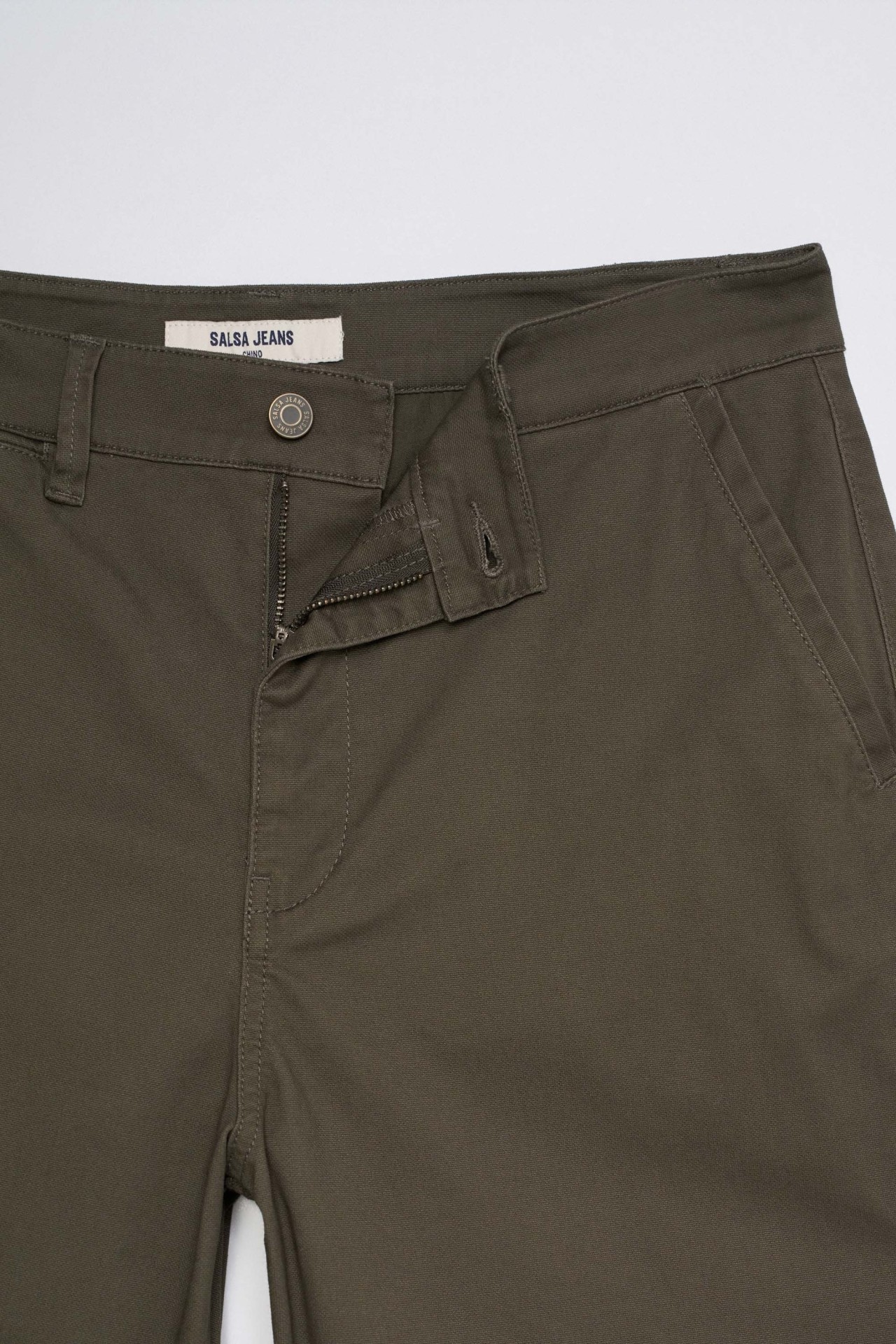 CHINO CON PIERNA STRAIGHT