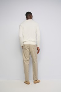 PANTALONES CHINO COM PIERNA STRAIGHT