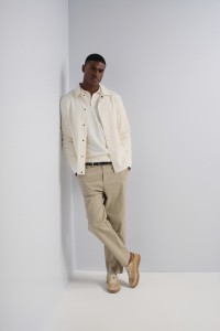 PANTALONES CHINO COM PIERNA STRAIGHT