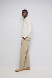 PANTALONES CHINO COM PIERNA STRAIGHT