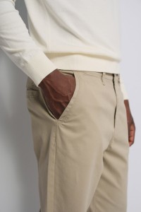 PANTALONES CHINO COM PIERNA STRAIGHT