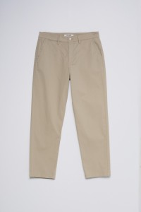 PANTALONES CHINO COM PIERNA STRAIGHT