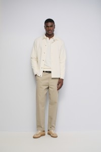 PANTALONES CHINO COM PIERNA STRAIGHT