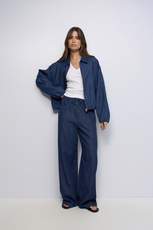 CALÇAS JOGGERS EM LIGHTDENIM COM PERNA WIDE