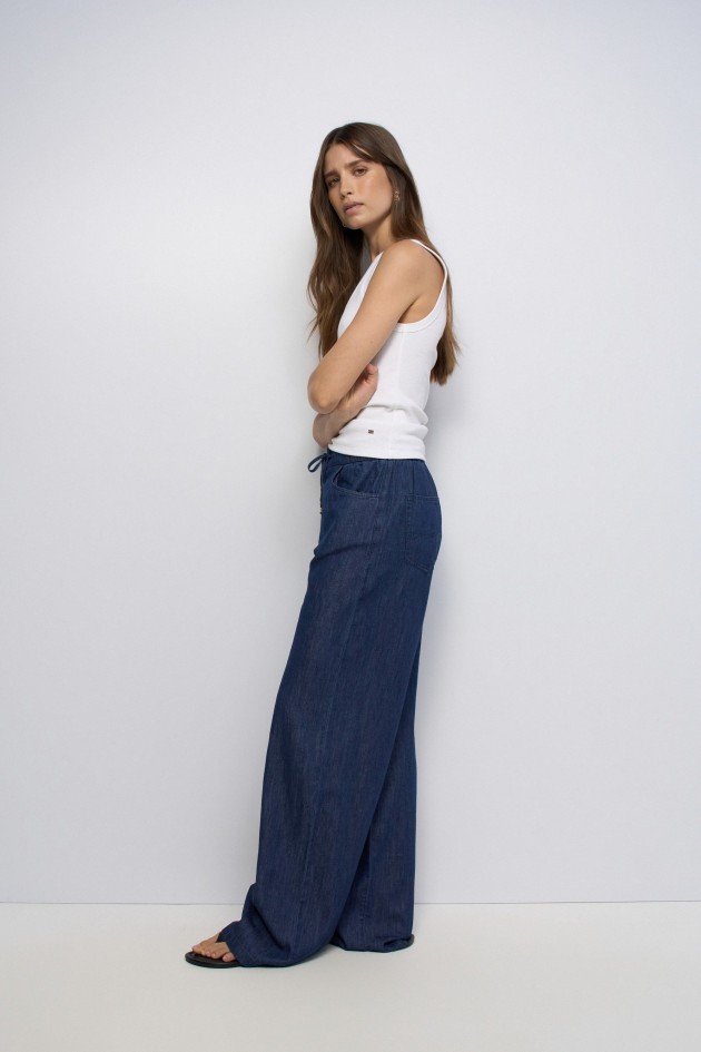 CALÇAS JOGGERS EM LIGHTDENIM COM PERNA WIDE