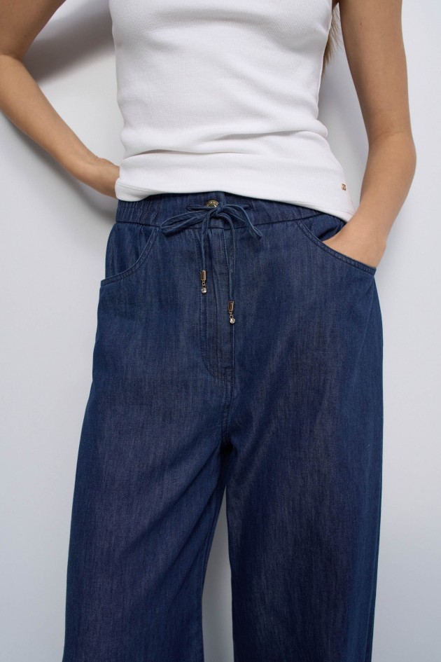 CALÇAS JOGGERS EM LIGHTDENIM COM PERNA WIDE