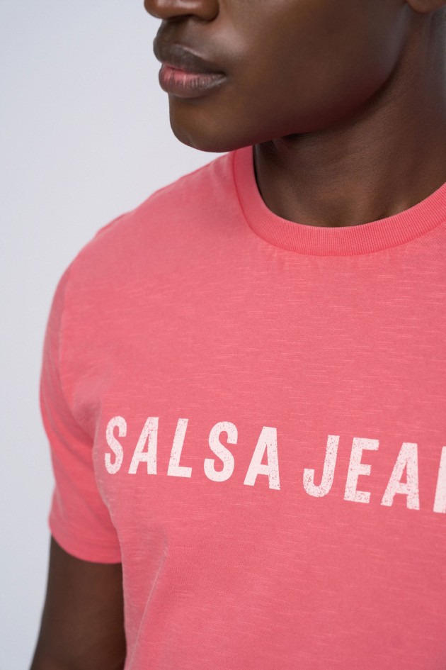 CAMISETA CON BRANDING