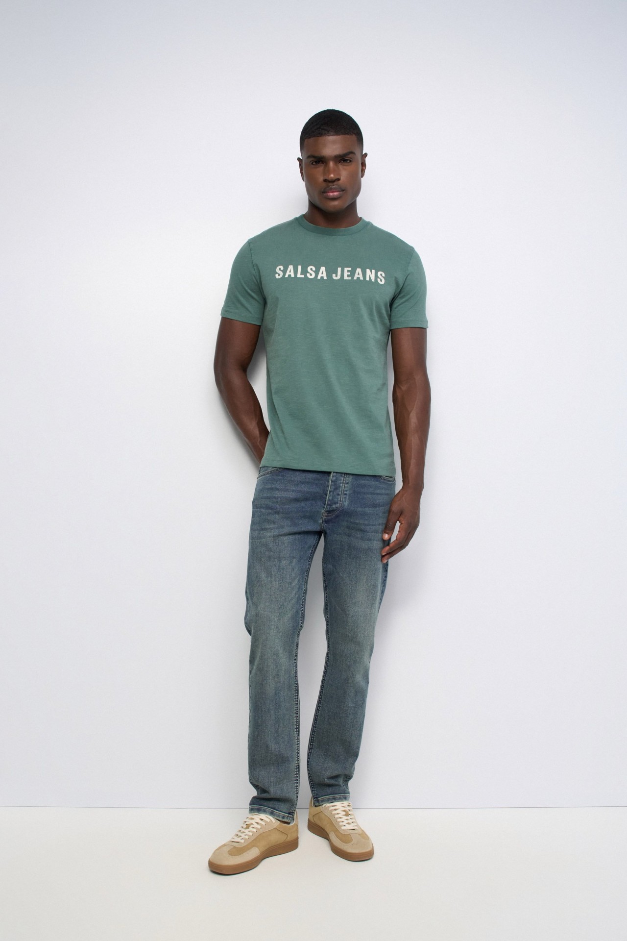 CAMISETA CON BRANDING
