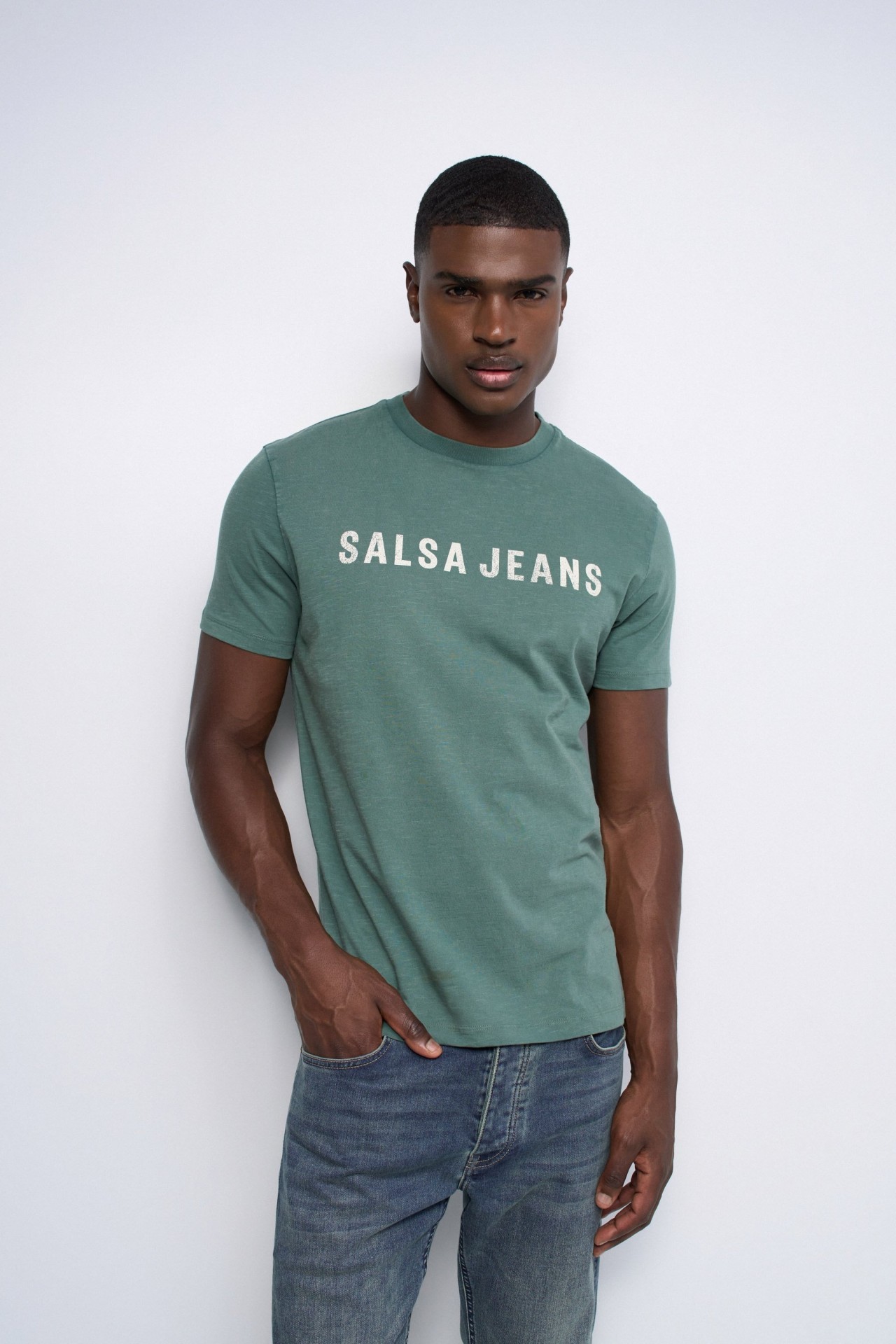 CAMISETA CON BRANDING