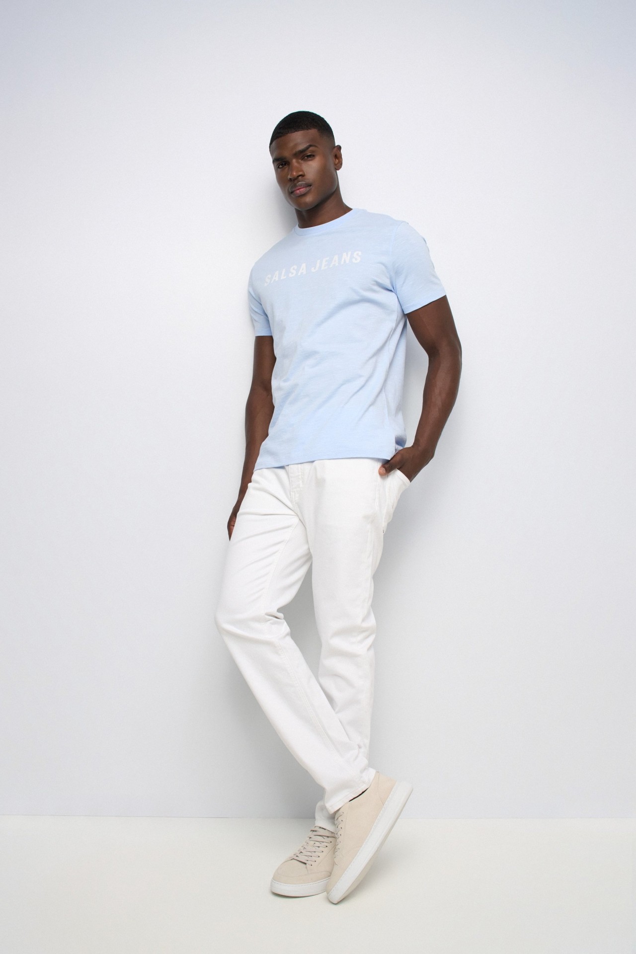 CAMISETA CON BRANDING
