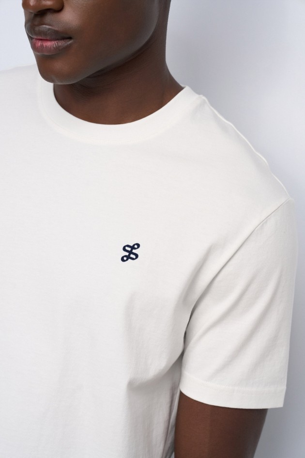 CAMISETA CON BRANDING