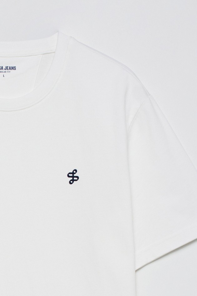 CAMISETA CON BRANDING