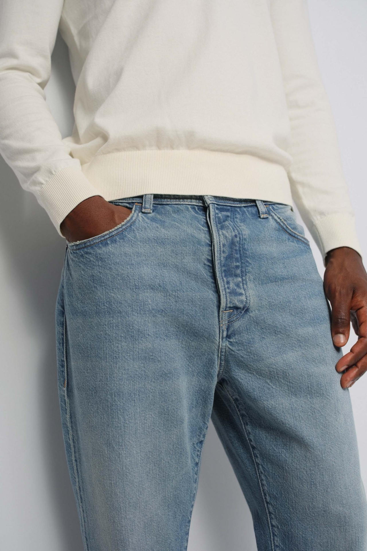 TAPERED FIT JEANS