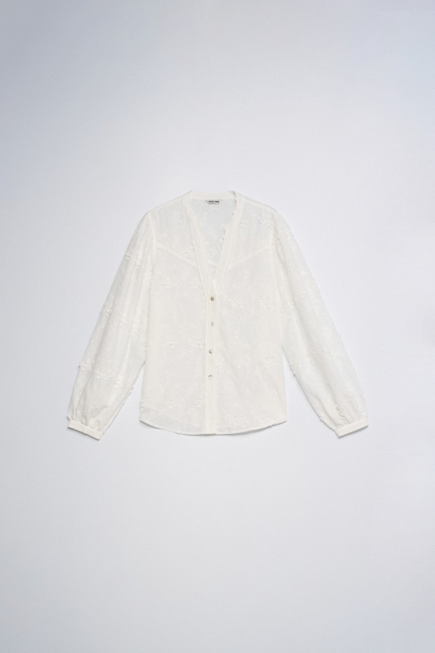 BLUSA CON BORDADOS