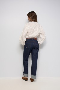 BLUSA CON BORDADOS