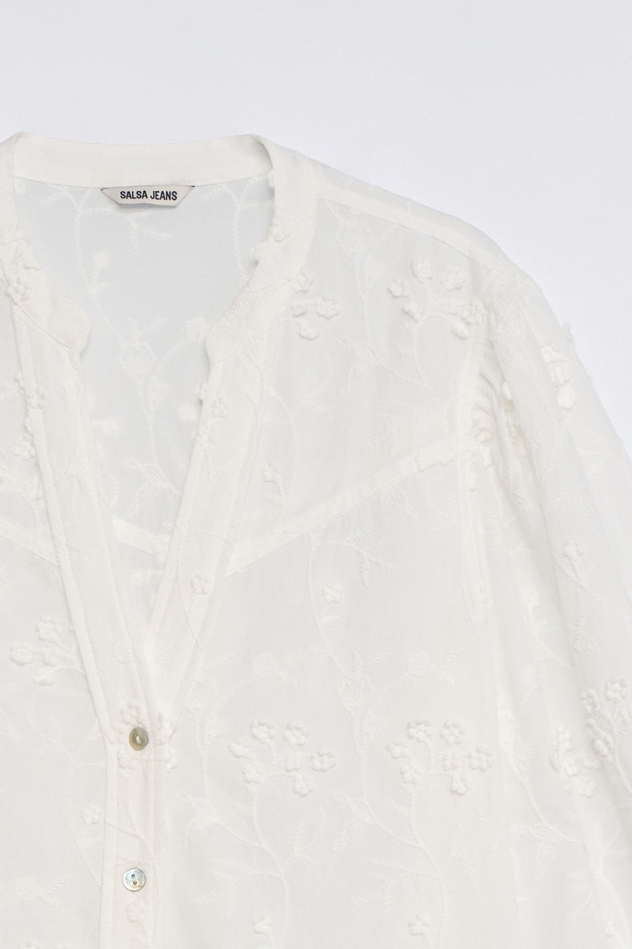 BLUSA CON BORDADOS