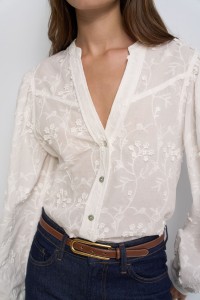 BLUSA CON BORDADOS