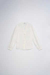 BLUSA CON BORDADOS