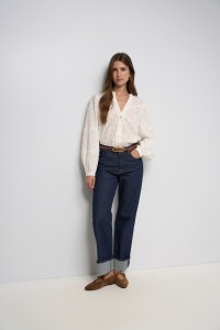 BLUSA CON BORDADOS