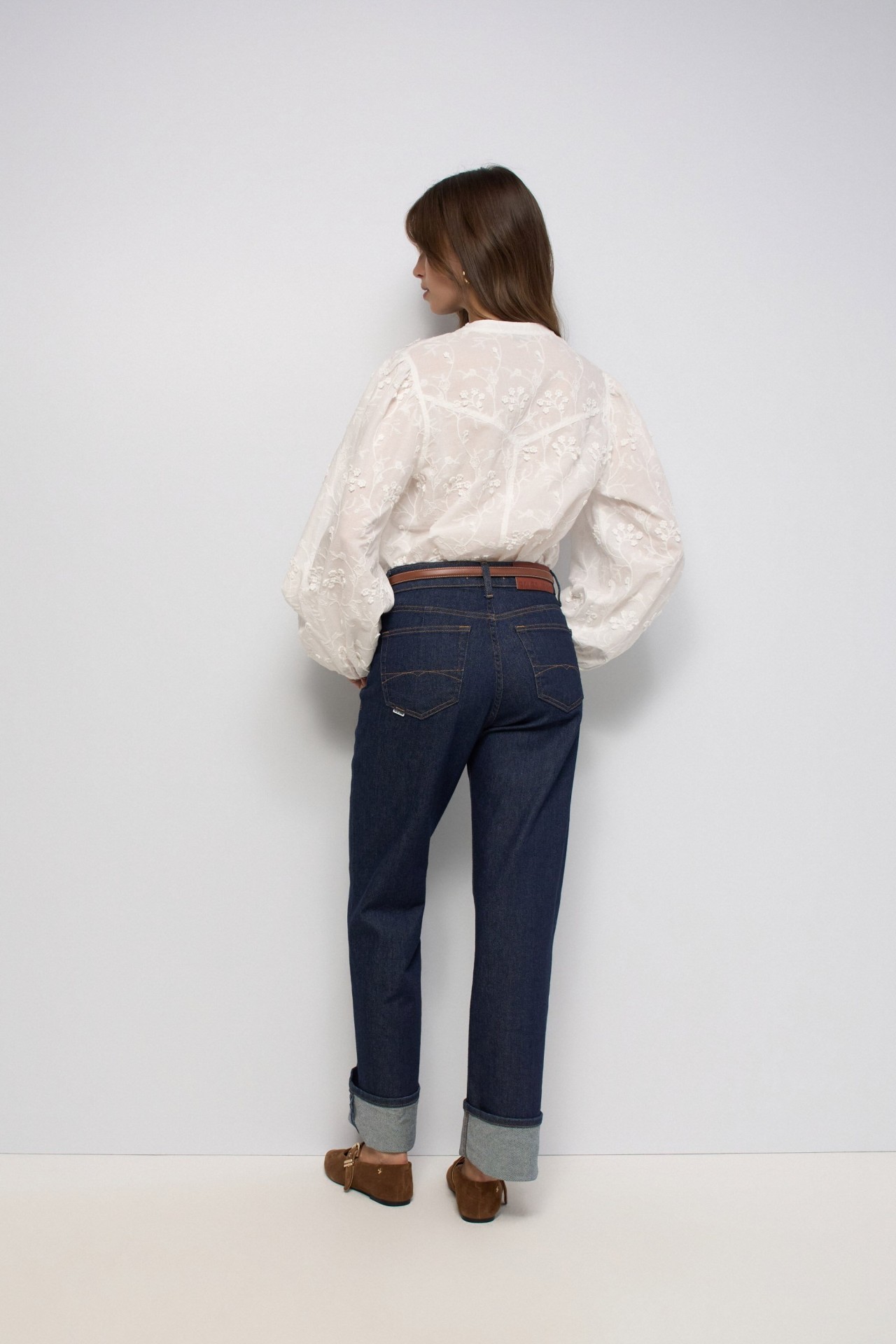 BLUSA CON BORDADOS