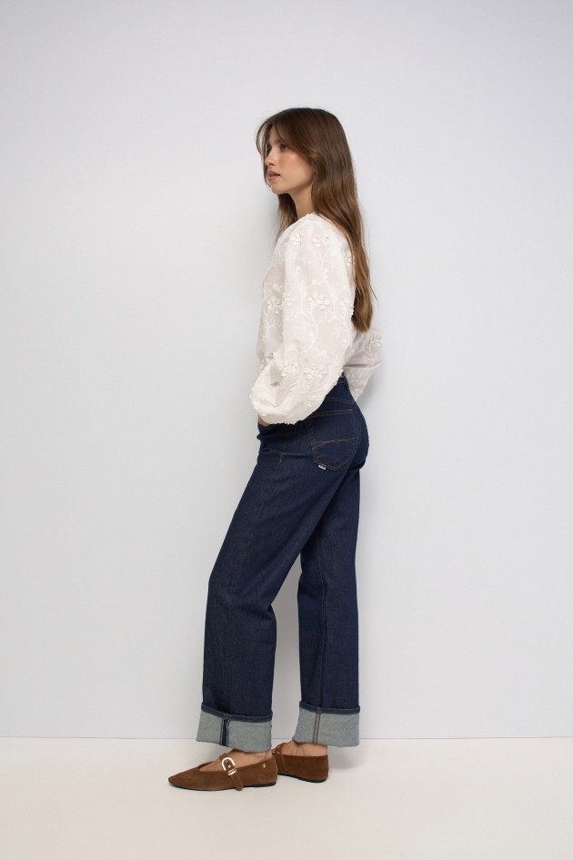 BLUSA CON BORDADOS