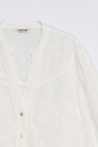 BLUSA CON BORDADOS