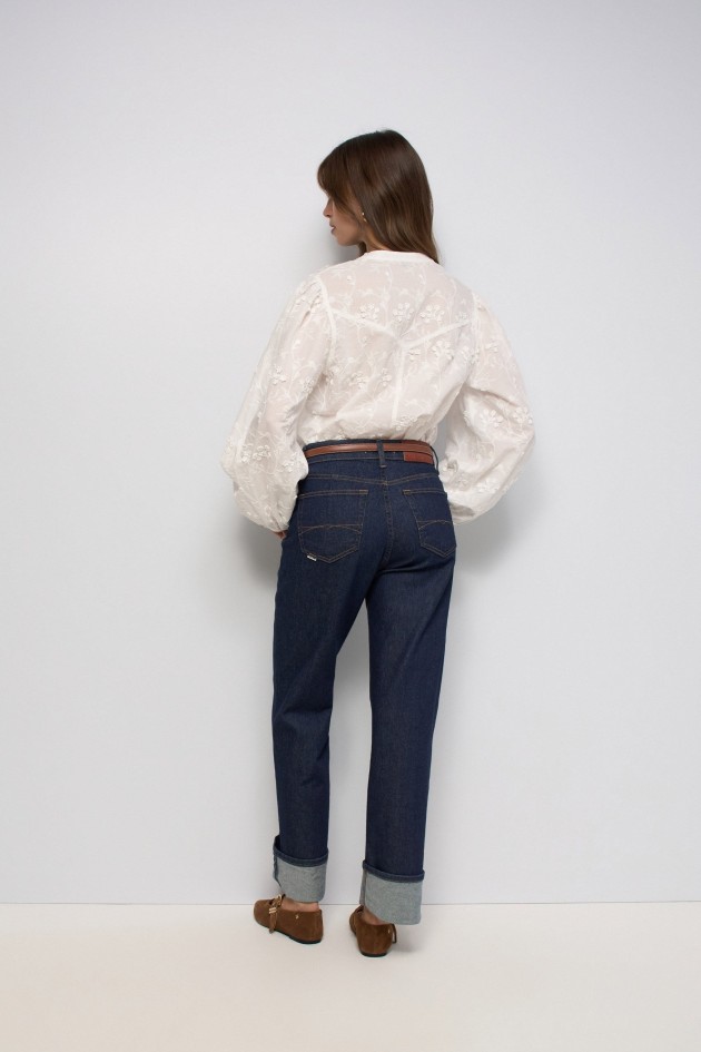 BLUSA CON BORDADOS