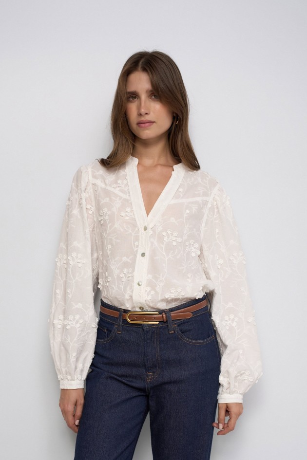 BLUSA CON BORDADOS