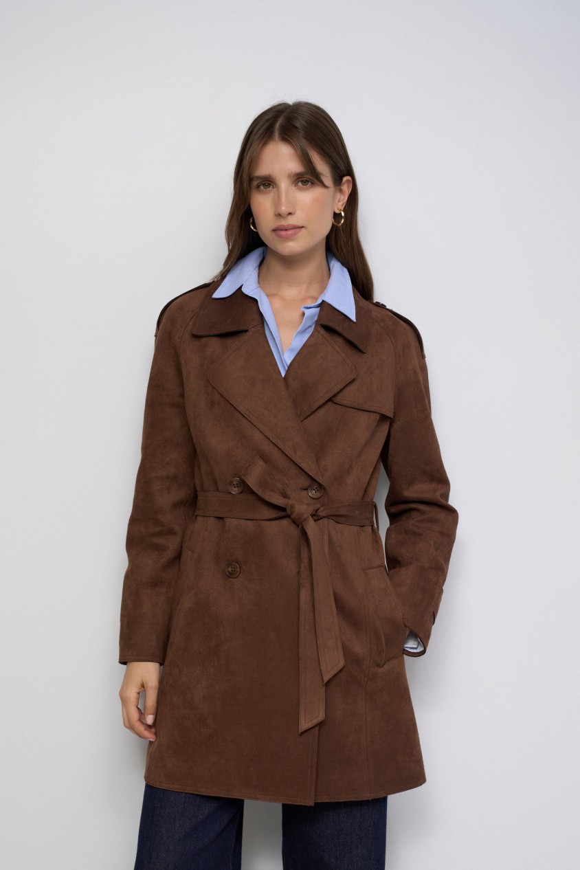TRENCHCOAT MET SU�DELOOK
