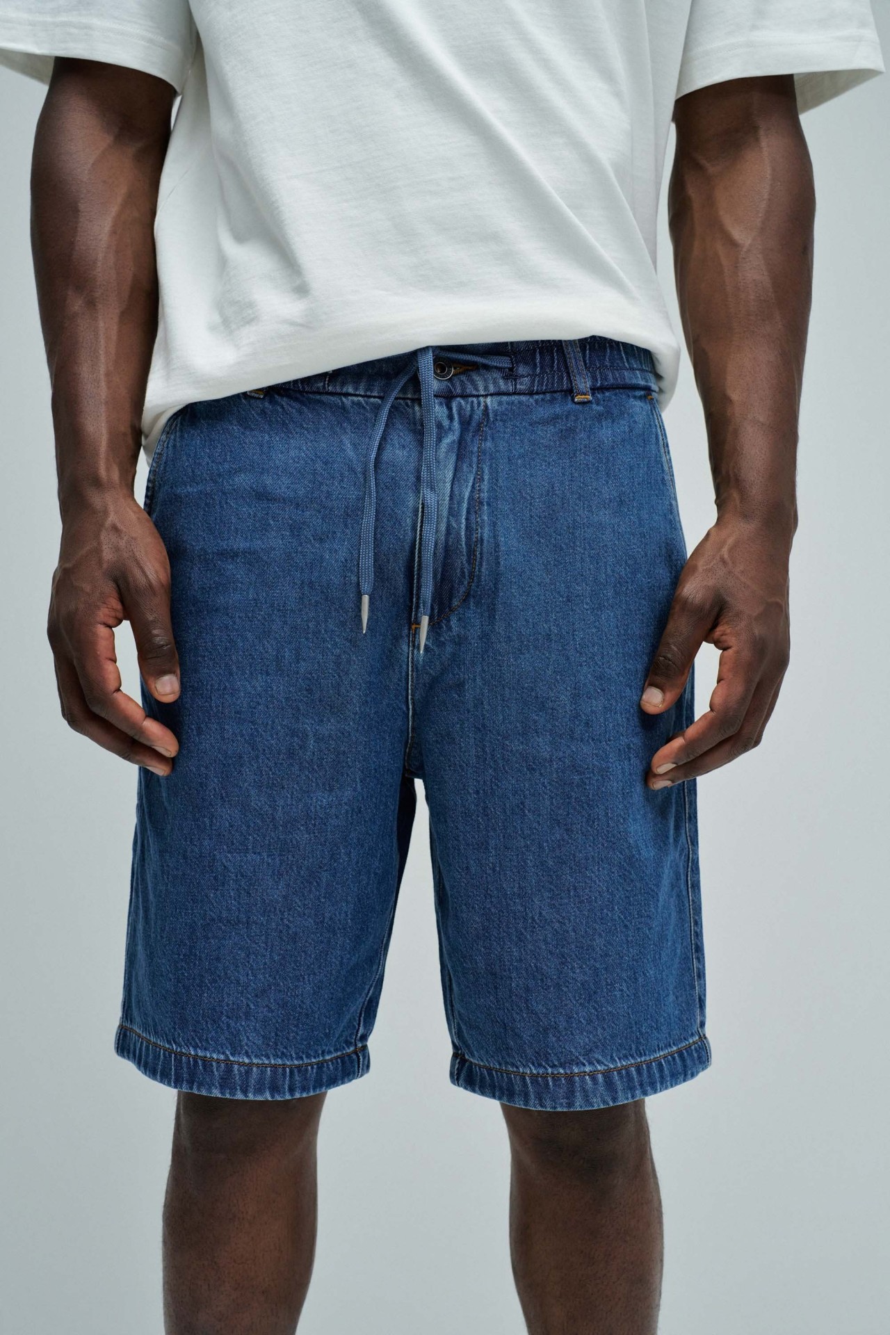 SHORT JOGGER EN DENIM L�GER
