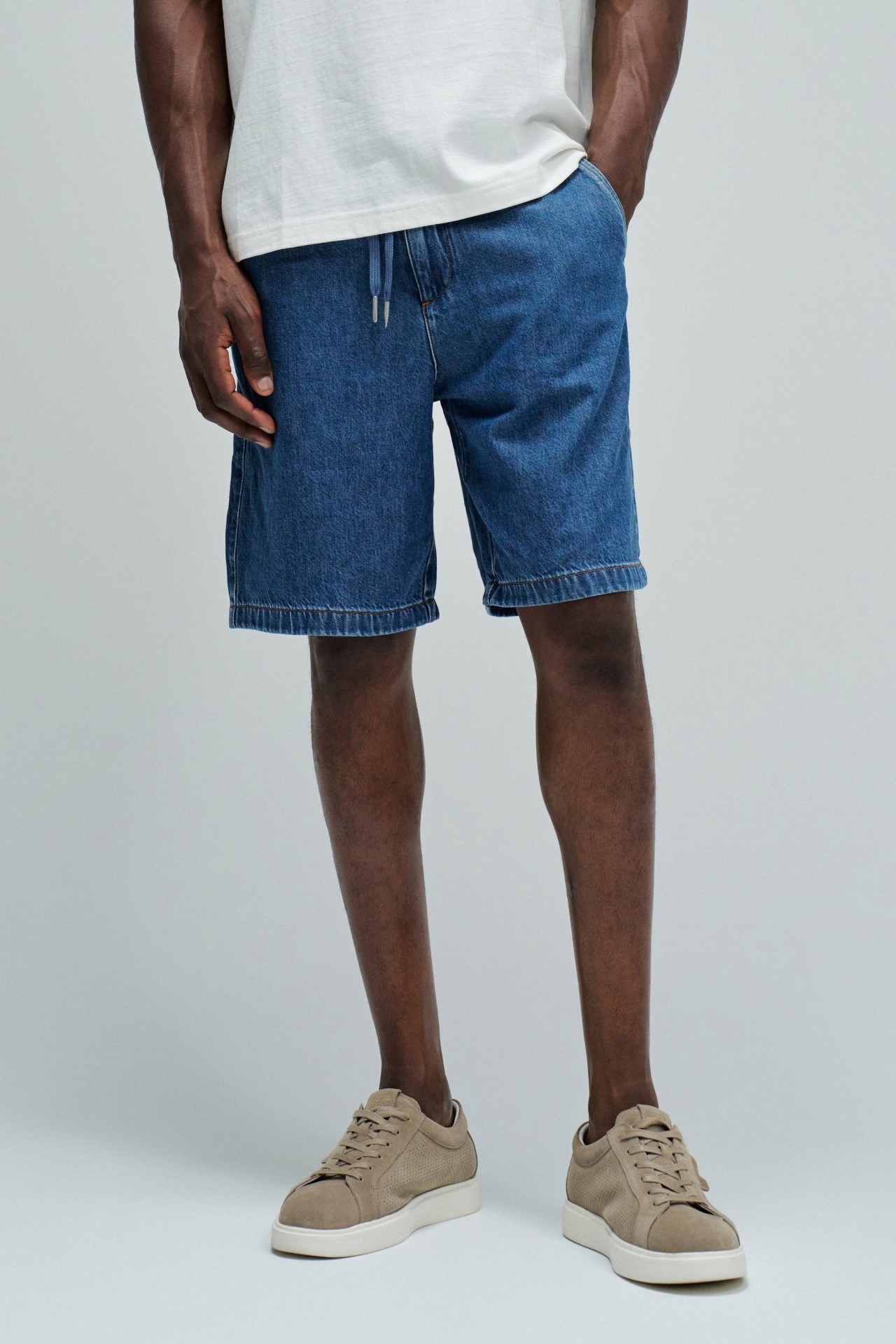 SHORT JOGGER EN DENIM L�GER