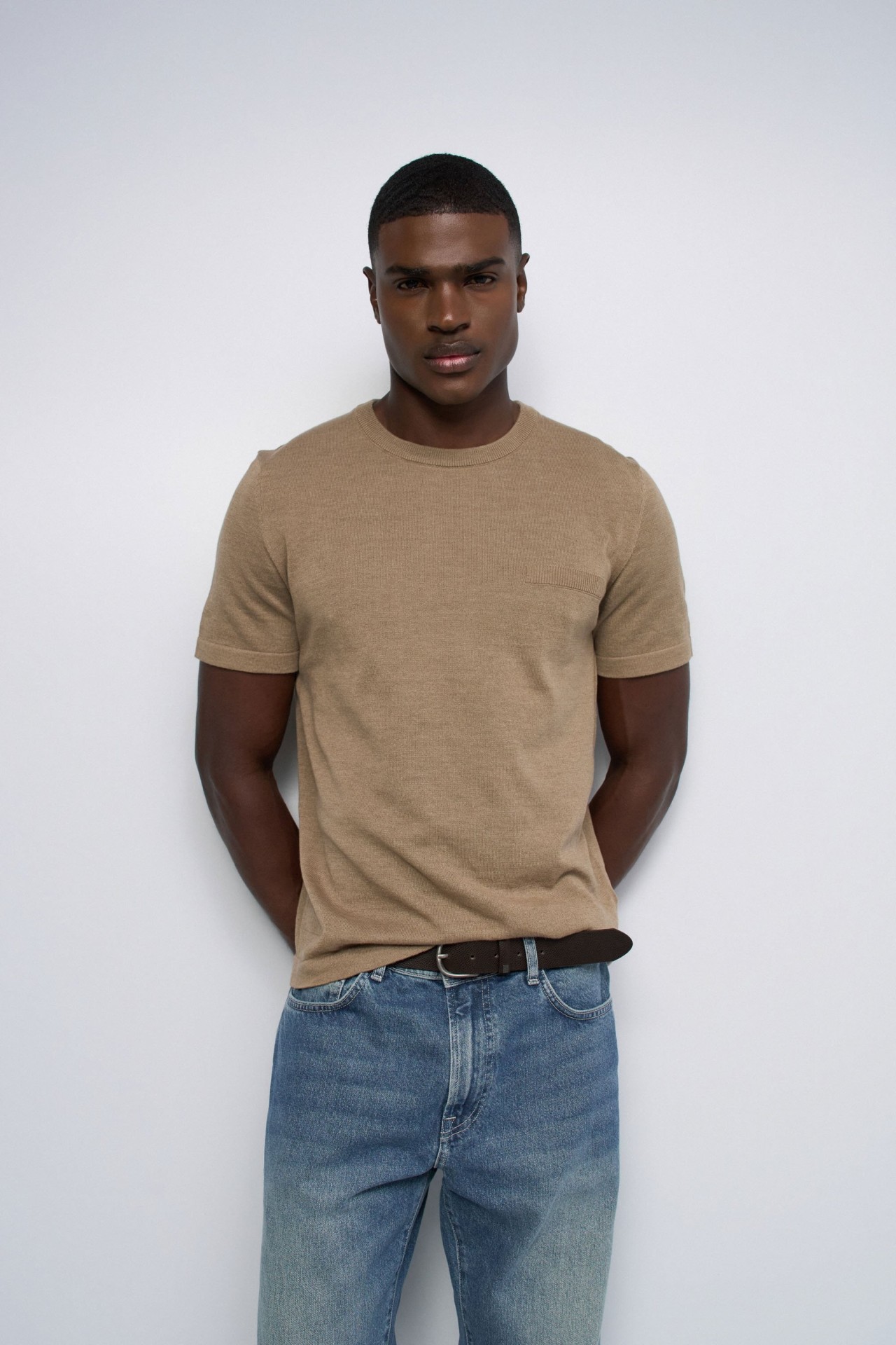 T-SHIRT EM MALHA TRICOTADA
