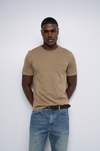 T-SHIRT EM MALHA TRICOTADA