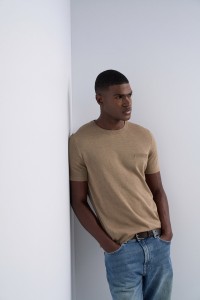 T-SHIRT EM MALHA TRICOTADA