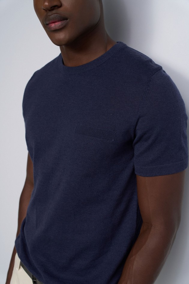 T-SHIRT EM MALHA TRICOTADA