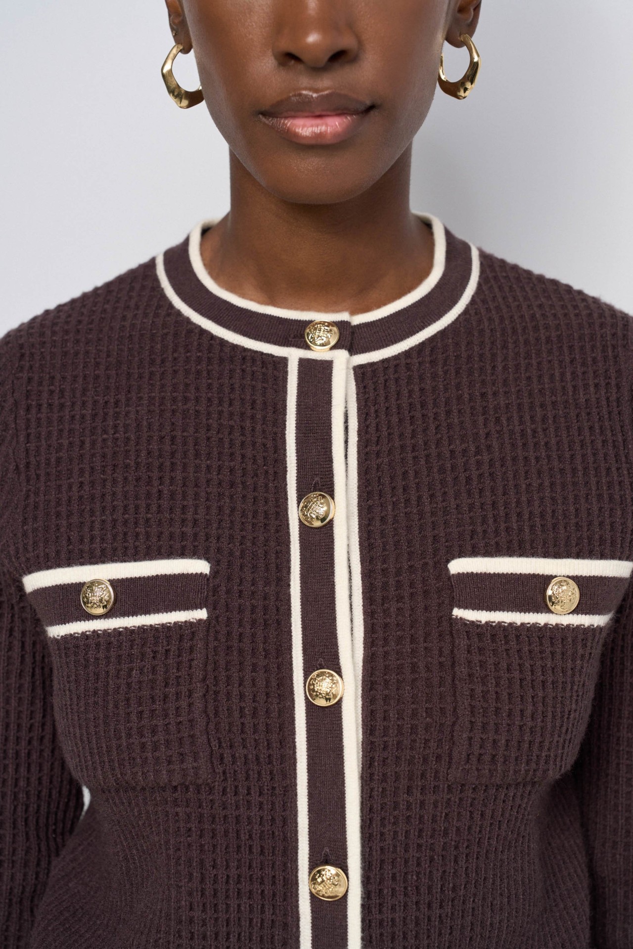 CARDIGAN COM BOT�ES DOURADOS