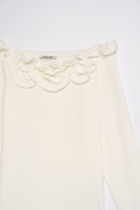 JERSEY CON APLIQUES FLORALES TRIDIMENSIONALES