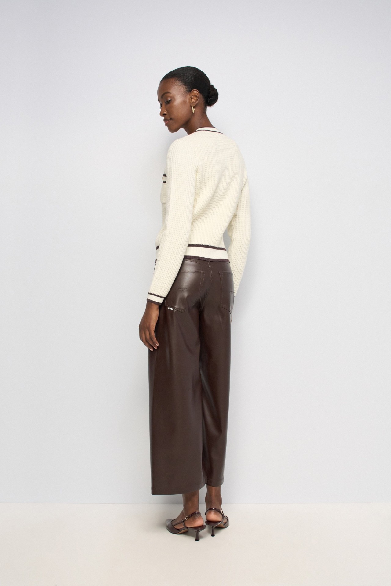 CARDIGAN COM BOT�ES DOURADOS