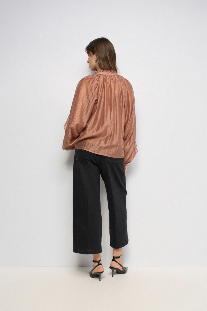 BLUSA COM FOLHOS