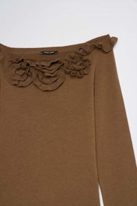 JERSEY CON APLIQUES FLORALES TRIDIMENSIONALES