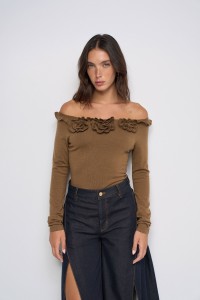 JERSEY CON APLIQUES FLORALES TRIDIMENSIONALES