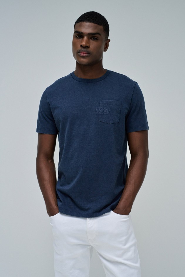 T-SHIRT WITH BRANDING