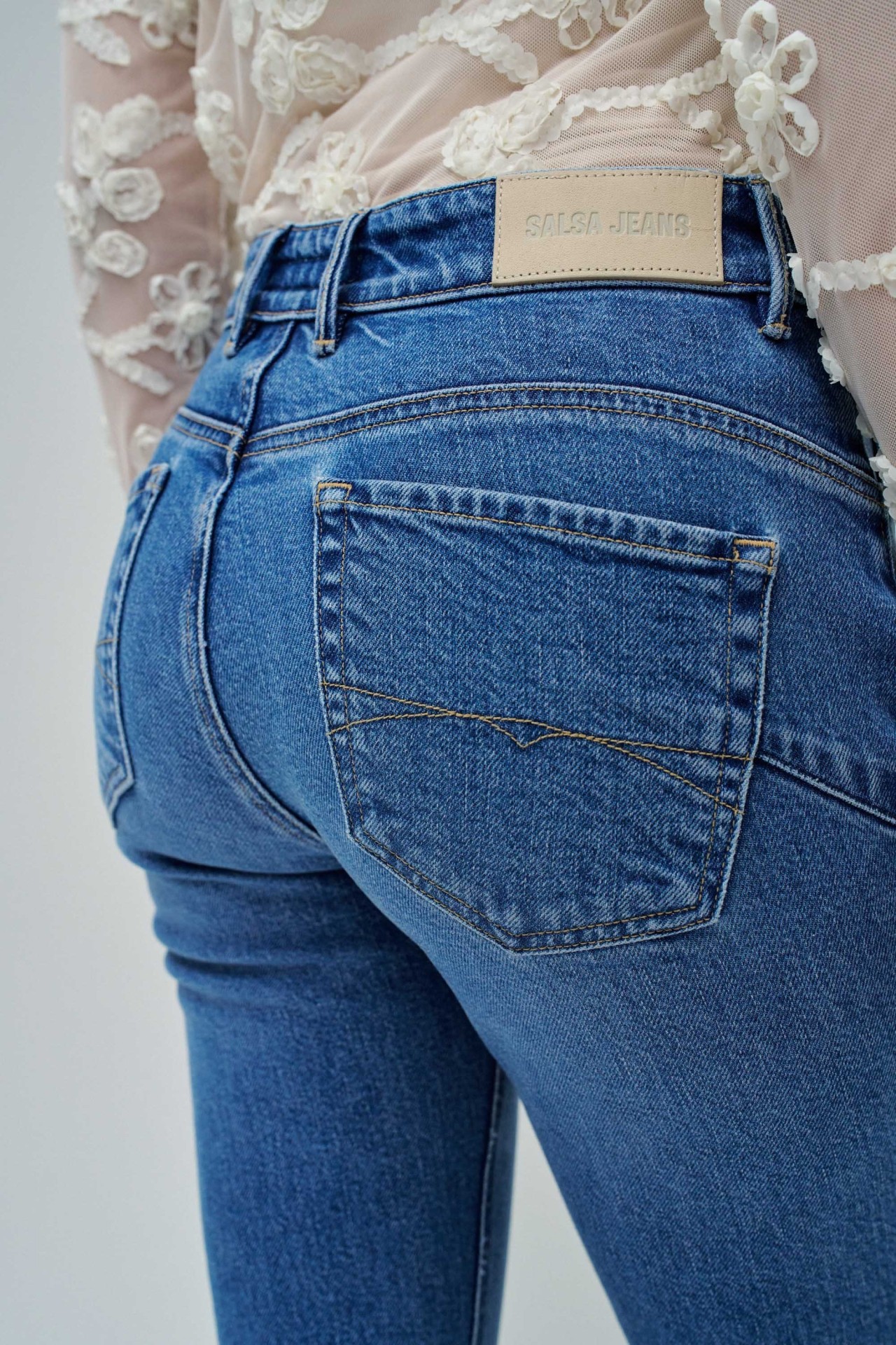 FAITH PUSH IN CROPPED SLIM JEANS