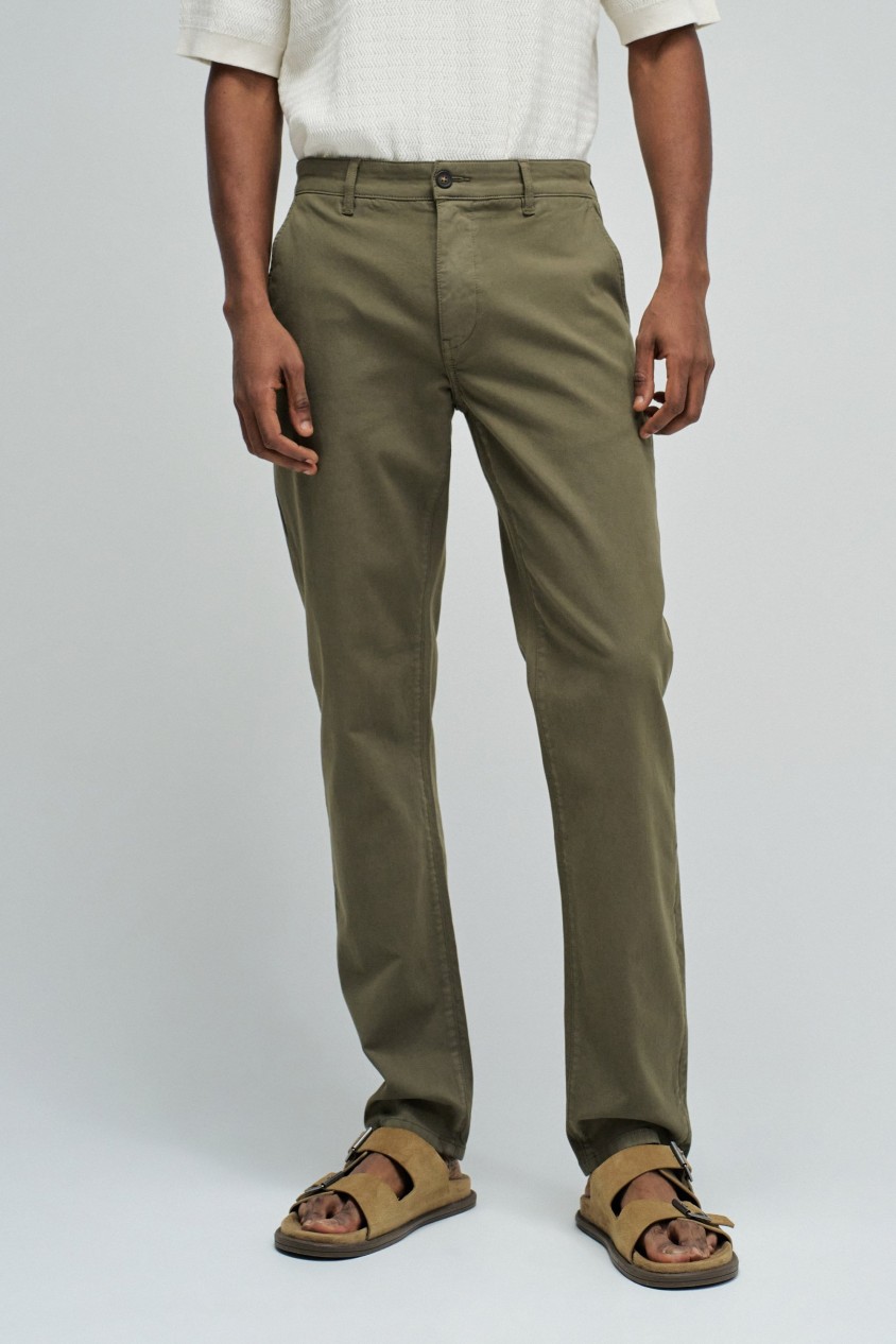 PANTALONS CHINO � JAMBES FINS