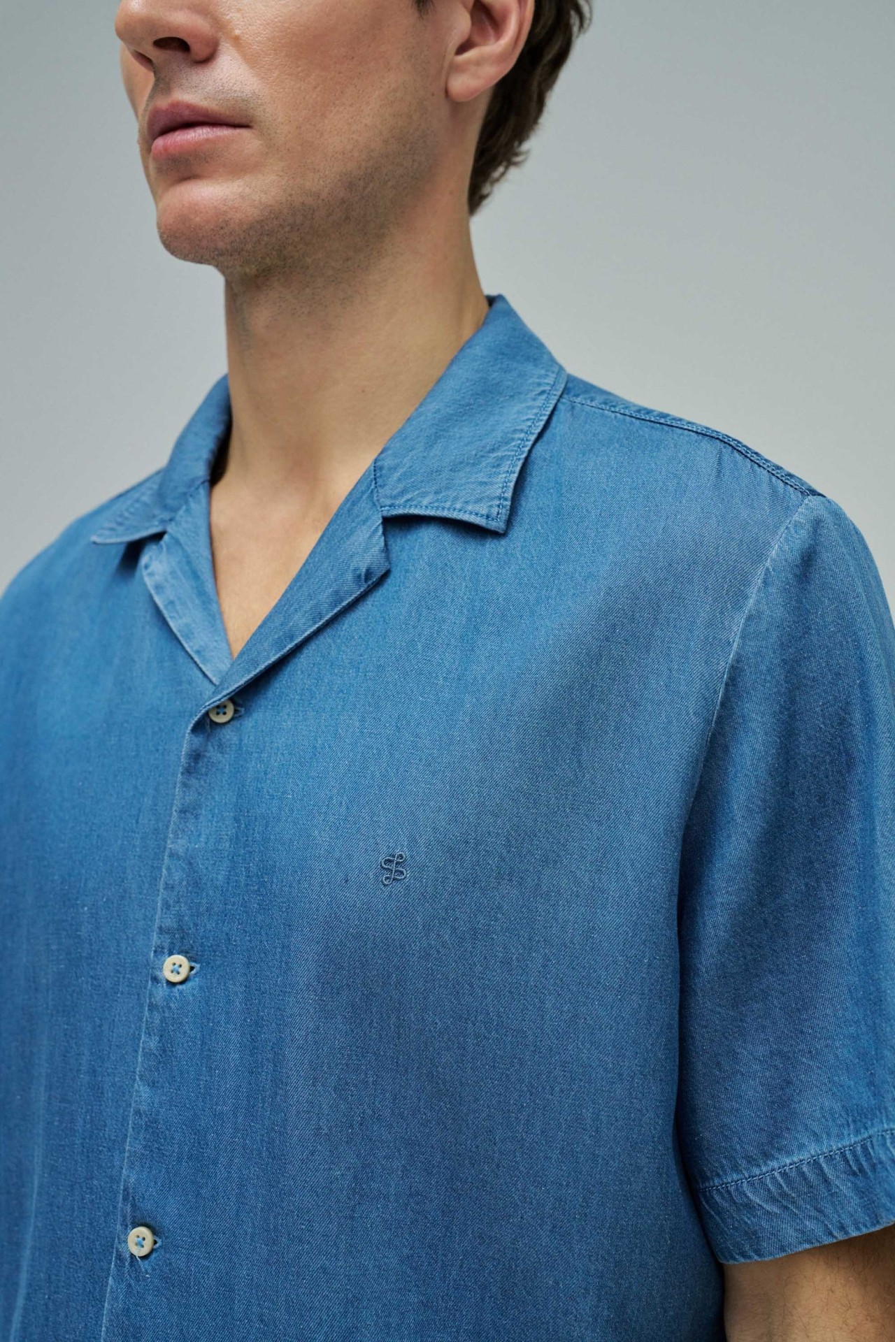 CAMISA EM DENIM LEVE