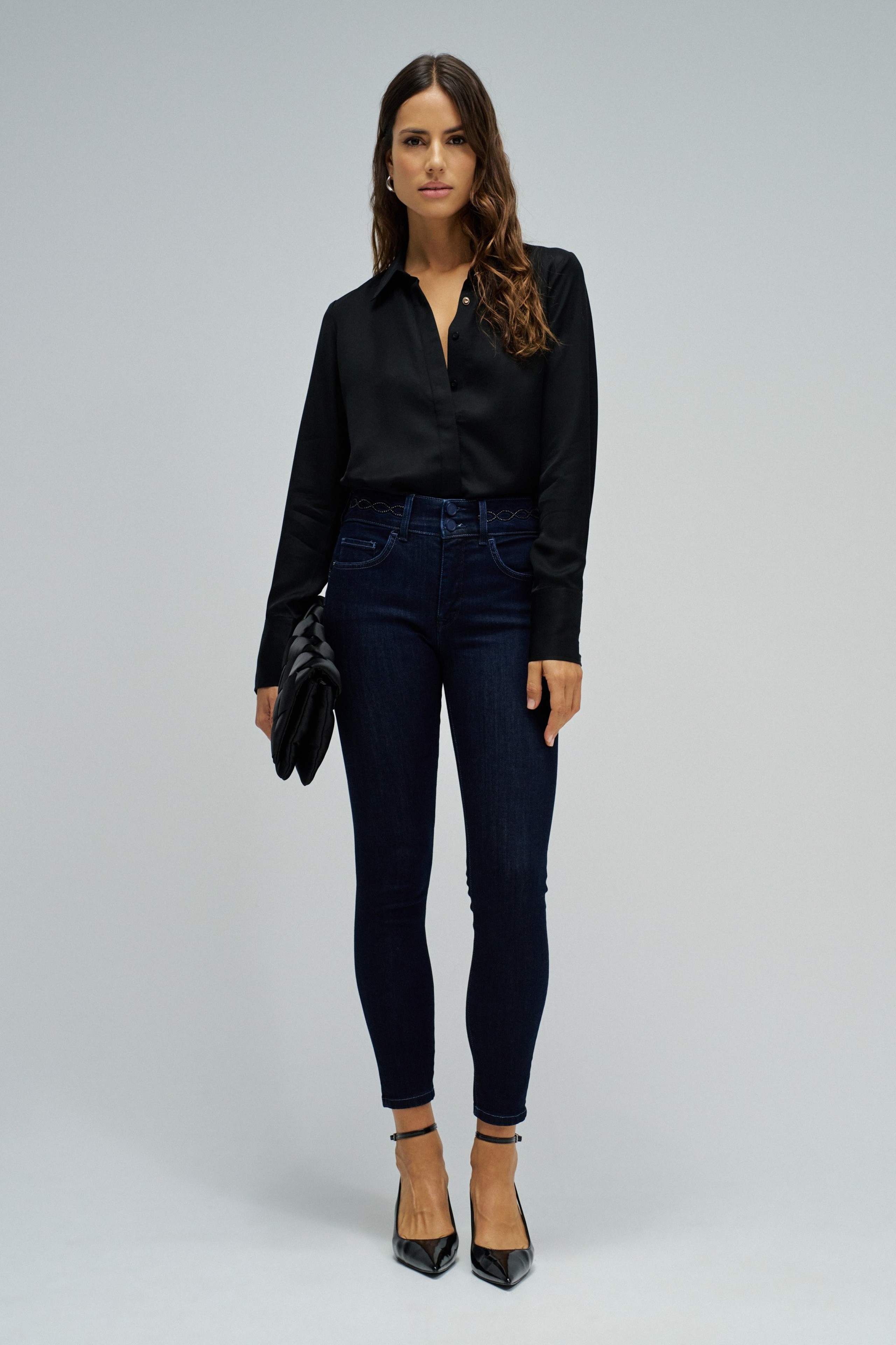 SECRET PUSH IN CROPPED SKINNY JEANS