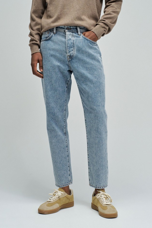 TAPERED FIT JEANS
