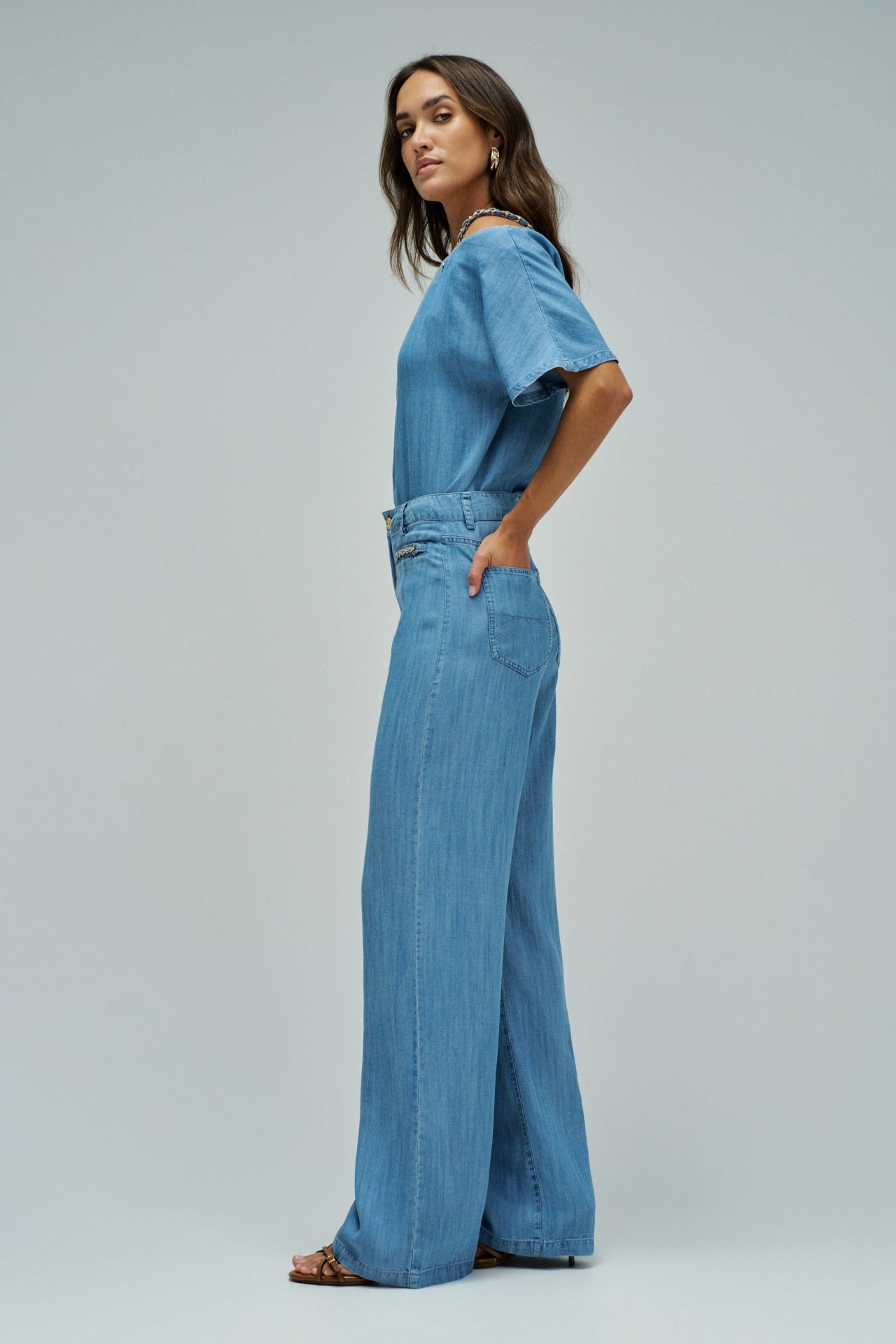 CAL�AS EM LIGHTDENIM COM PERNA WIDE