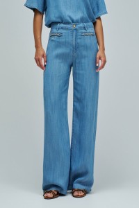 CAL�AS EM LIGHTDENIM COM PERNA WIDE